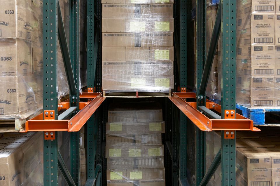 Pallet load in a drive-in rack lane